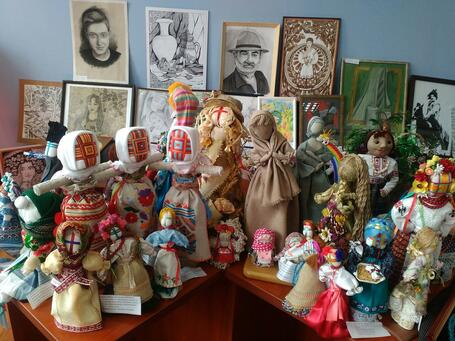 Виставка декоративно-ужиткового і образотворчого мистецтва «Знай і люби свій край» продемонструвала нові уподобання юних творців | Хмельницька обласна військова адміністрація — Офіційне інтернет-представництво