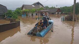 Без світла і питної води: що з людьми у затоплених Карпатах - BBC News Україна