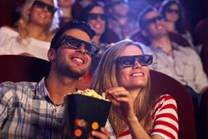 Feliz Pareja Sentada En La Sala De Cine, Ver Películas En 3d, Comiendo Palomitas De Maíz, Sonriendo. Fotos, Retratos, Imágenes Y Fotografía De Archivo Libres De Derecho. Image 15642304.