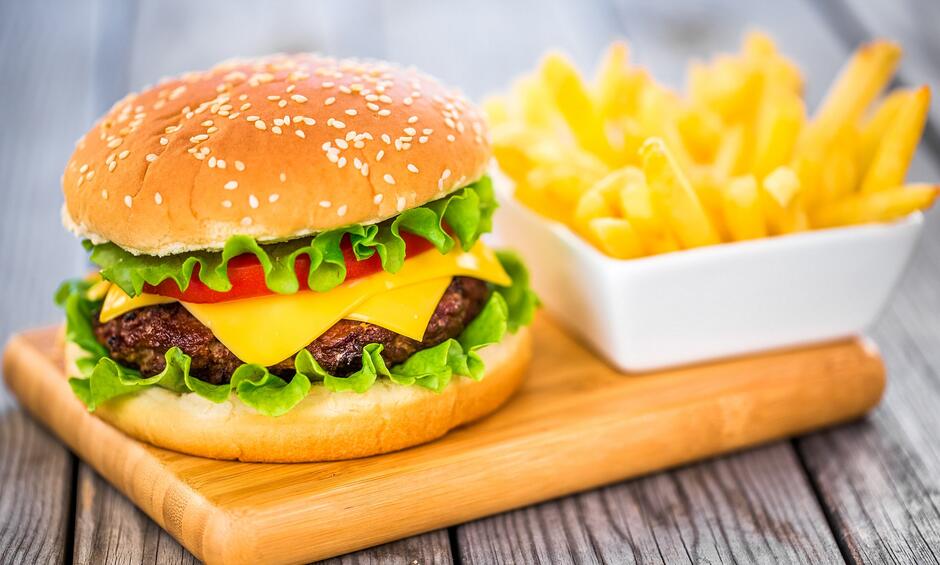 Eating 2 burgers is better than ordering one with fries | Daily Mail Online