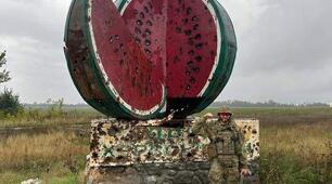 Ходить кавун по баштану,  Весь смугастий, гарно вбраний...