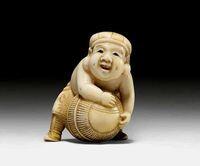 NETSUKE DES DAIKOKU. Japan, Meiji-Periode, H 3 cm.Elfenbein. Der stehende Glücksgott ist mit dem Oberkörper auf einen Reissack gelehnt, die Arme darauf aufgestützt. Das lachende Gesicht ist nach vorne gestreckt. Signiert.