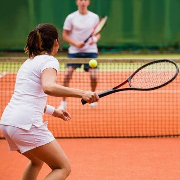 A couple playing tennis | Image source: Better.org.uk | Tennis, Stage, Vacances printemps