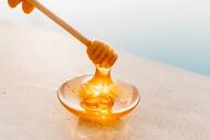 Amazing Health Benefits of Honey - Hands Of Gold