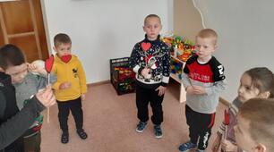Щороку 3 грудня Україна відзначає Міжнародний день людей з обмеженими можливостями. Починаючи з дошкільних років необхідно вчити дітей з розумінням ставитися до людей з обмеженими можливостями, бути толерантними, чуйними та добрими.