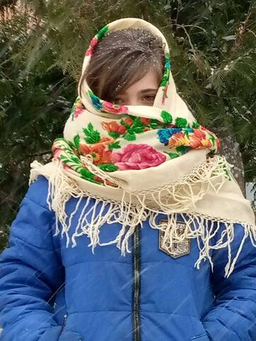 На зображенні може бути: 1 особа, стоїть, дерево та на відкритому повітрі