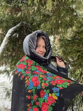 На зображенні може бути: 2 людини, люди стоять, дерево та на відкритому повітрі