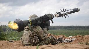 Український воїн творить музику за допомогою «Джавелінів» та «Стінгерів»