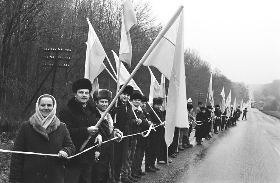 Гемінґвей і краби on Twitter: "«Живий ланцюг» 21 січня 1990 року. Ця акція мала назву "Українська хвиля". Фото з архіву Володимира Дубаса https://t.co/uSZx4T2eyw https://t.co/458uvWhGHJ" / Twitter