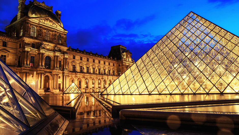 Лувр (Louvre) в Париже - собрание картин известного музея Франции, фото