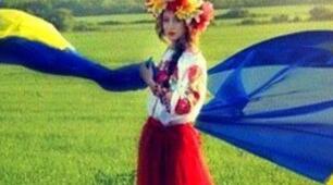 Жила собі Україна,  Уже й вільна стала.