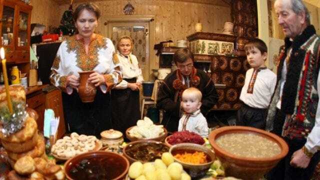 Возможно, это изображение 5 человек, люди стоят и в помещении