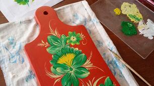 Петриківський розпис на кухонній дощечці.