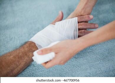4 042 рез. по запросу «Putting bandage» — изображения, стоковые фотографии и векторная графика | Shutterstock