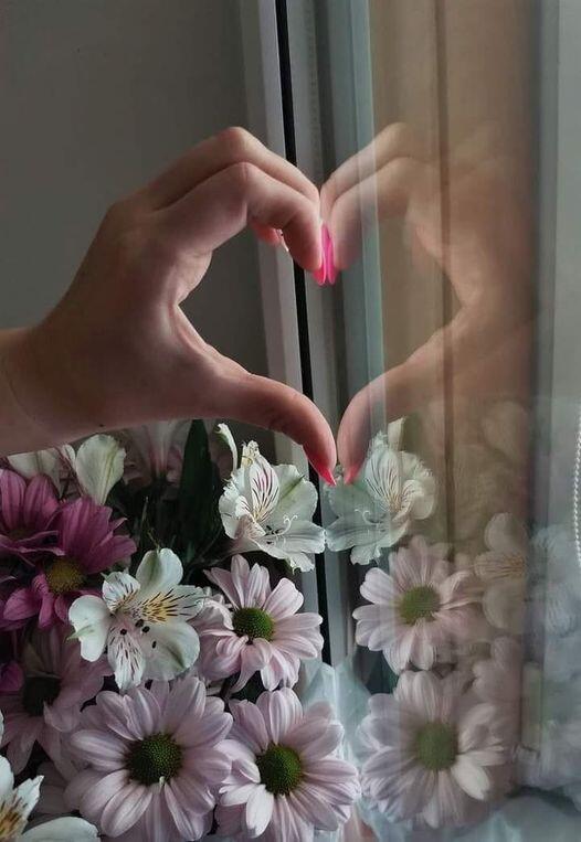 Возможно, это изображение цветок и текст