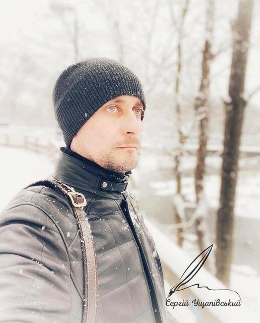 Возможно, это крупный план (1 человек, борода и на открытом воздухе)