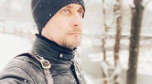 Сніжинка тане знову в мене на щоці...