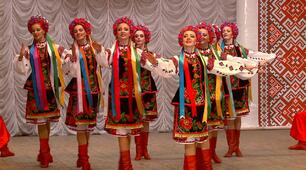 Українці танцюють
