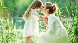 Розкажи мені про свої сни,  Розділи світлу тугу зі мною..