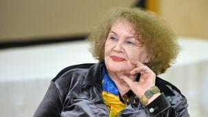 Ліна Костенко: я ні разу не пішла в укриття. Думаю, вб'є то ...