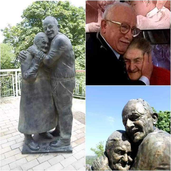 Возможно, это изображение 3 человека, люди стоят, на открытом воздухе и памятник