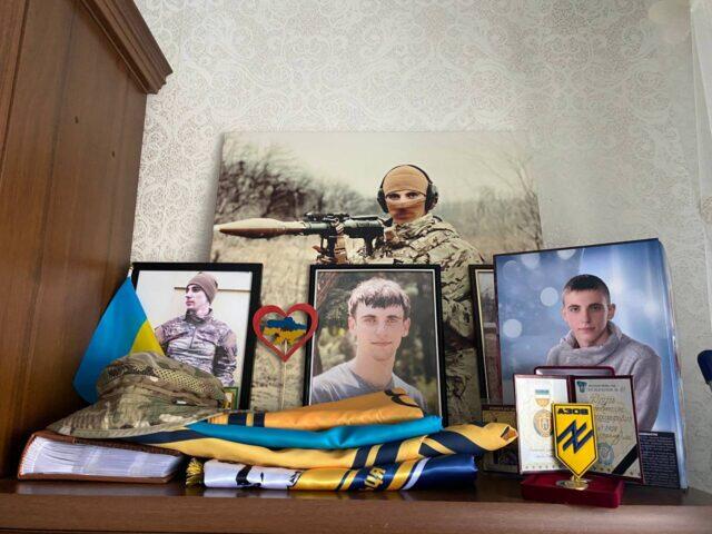 Возможно, это изображение 4 человека