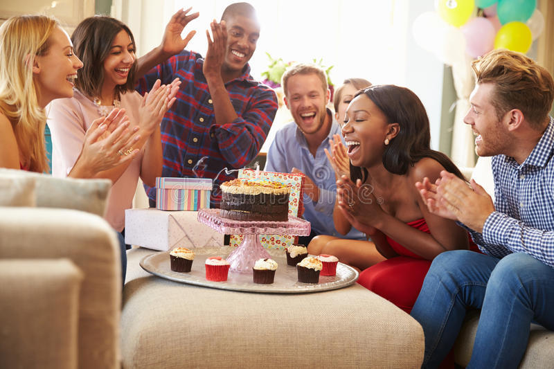 Gruppe Freunde, Die Zu Hause Geburtstag Zusammen Feiern Stockfoto - Bild von afrikanisch, freunde: 67505970
