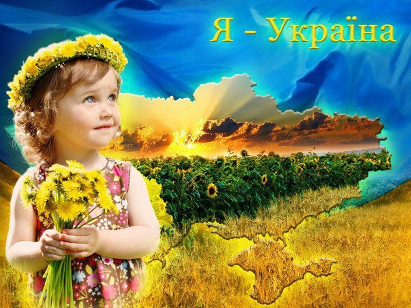 Возможно, это изображение 1 человек, ребенок, цветок, на открытом воздухе и текст