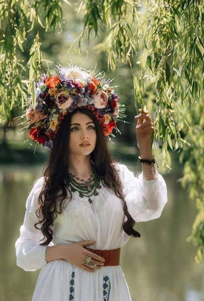 Возможно, это изображение 1 человек, стоит и на открытом воздухе