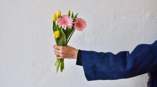 Презентація "Класна година спілкування до свята 8 березня.Сучасна жінка-яка вона?"