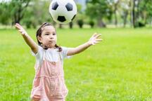 Niña Sonriente De Pie Lanzar El Balón De Fútbol En El Campo De Fútbol Verde En El Día De Verano. Imagen de archivo - Imagen de lindo, lisiado: 217760865