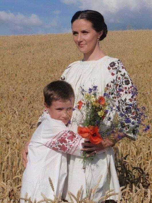 Возможно, это изображение 1 человек и стоит