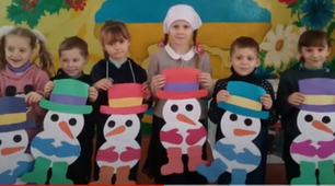 Аплікація із кольорового паперу "Сніговичок"