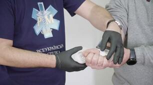 Повний огляд пораненого, зупинка всіх інших видів зовнішніх кровотеч