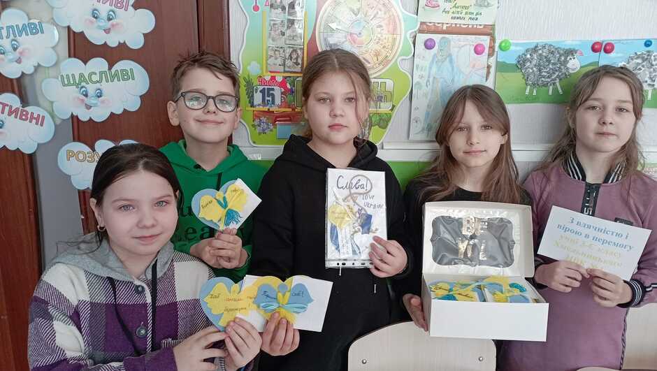 Возможно, это изображение 5 человек, ребенок, люди стоят и в помещении