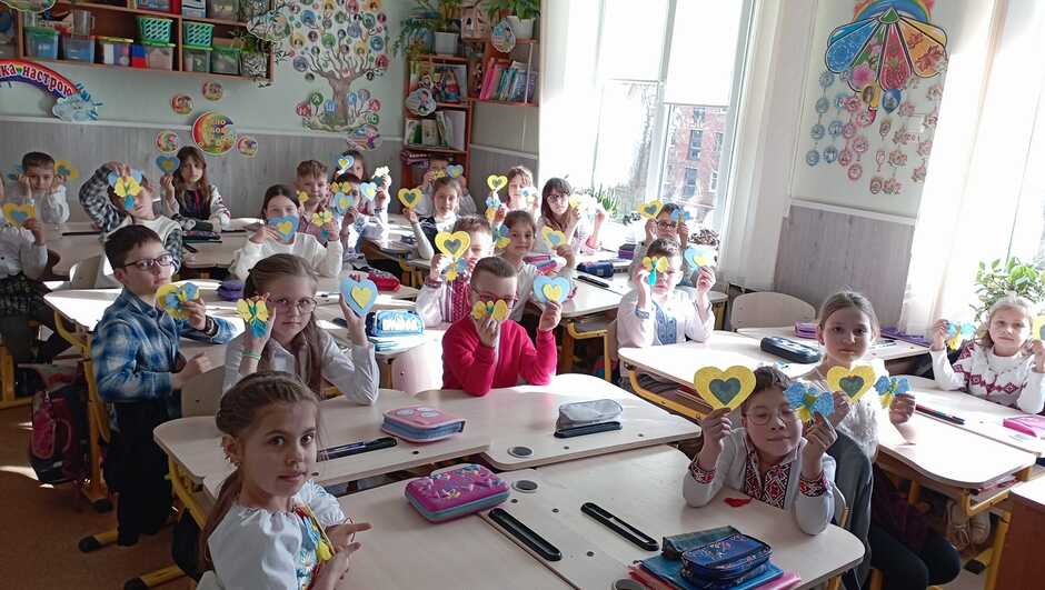 Возможно, это изображение 8 человек, ребенок, люди сидят, люди стоят и в помещении