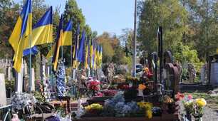 Яка то мука, хто втрачає сина.  Ну от і все. Всі люди розійшлися.