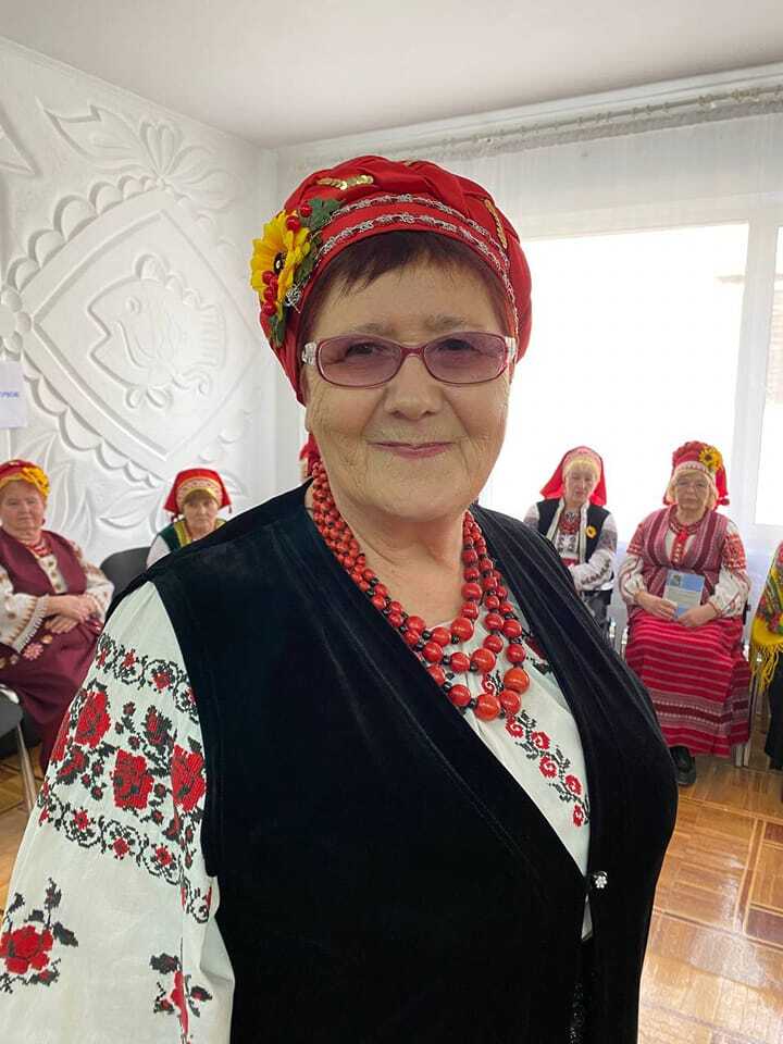Возможно, это изображение 4 человека и люди стоят