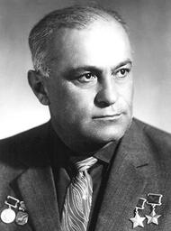 0402gqiu-048d-190x256.jpg