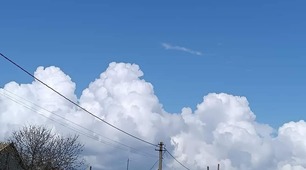 Хмари-динозаври, коні і кентаври  Білі та пухнасті забрели до нас.