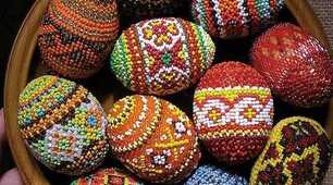 До Великодня крашанка котилась...  А біля України - зупинилась...