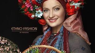 Із кожної квітки збираю пелюстки,  шукаю орнамент вкраїнської хустки.