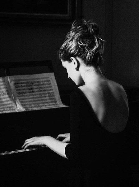 Можливо, це чорно-біле зображення 1 особа та piano