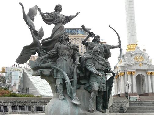 Пам'ятник засновникам Києва (на Майдані Незалежності) в Києві