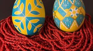 У чистій, заквітчаній хаті,  В оселі щоденних тривог