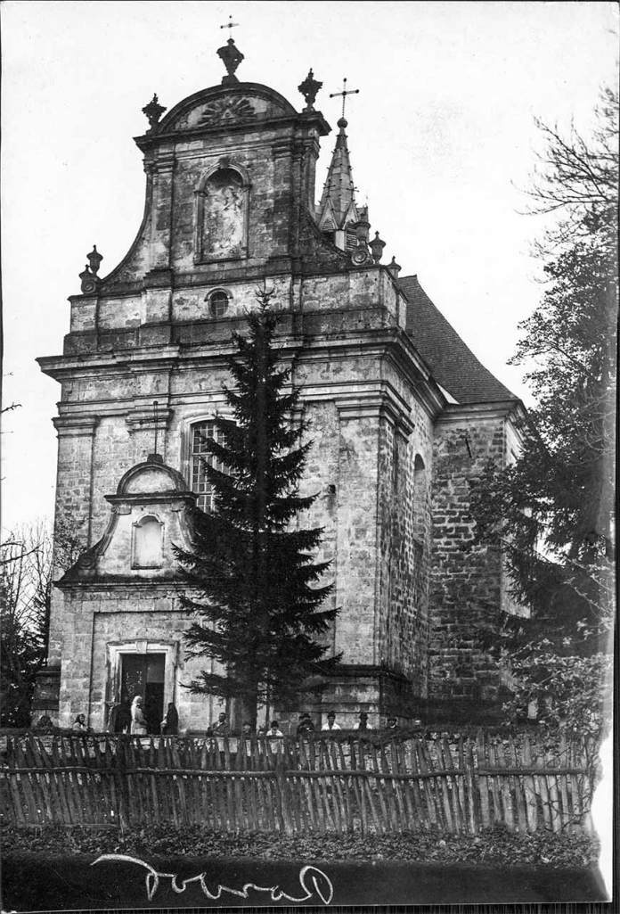Парафіяльний костел у Гологорах (арх. Франциск Ксаверій Кульчицький) будувався у 1774–1790 роках, посвячений у 1828, зруйнований у 1950-х. Стиль — бароко.