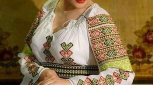 В її житті сьогодні - листопад,  А їй здалося: ще і не цвіла.