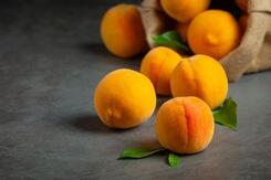Free photo peaches on a black surface