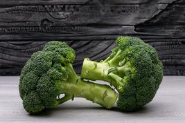 Free photo fresh broccoli on white wood table