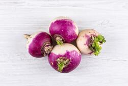 Free photo close-up white radishes on white table